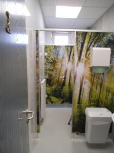 577-Toiletten-Raumgestaltung-Tapete-Wald