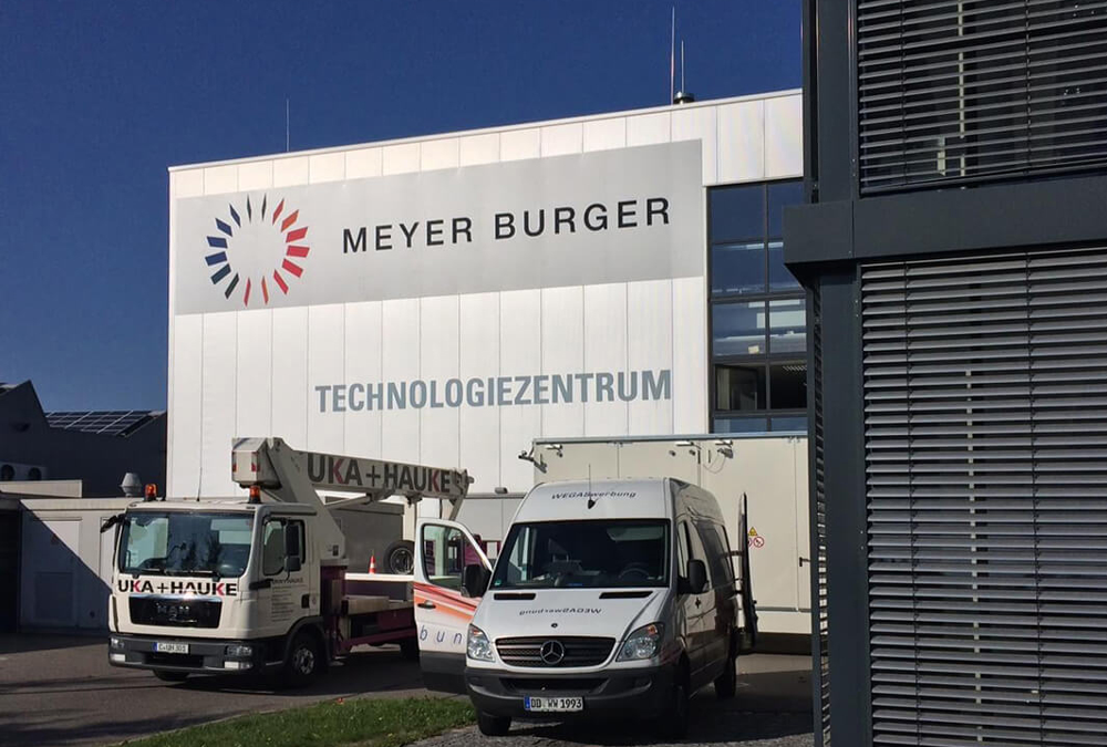 Fassadengestaltung mit Schilder – Meyer Burger