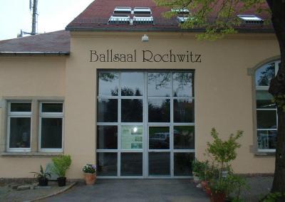 101-ballsaal rochwitz-Schriften-Fassade-malen