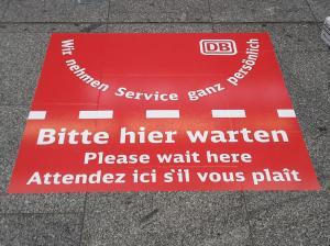 502-Fussbodenaufkleber Stopper DB Hauptbahnhof Dresden