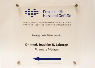 535-Acrylschild-Herz-Klinik-Dresden-Wegweiser-Wandschild