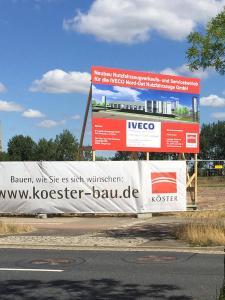 554-Koesterbau-Neubau-IVECO-Bauschild