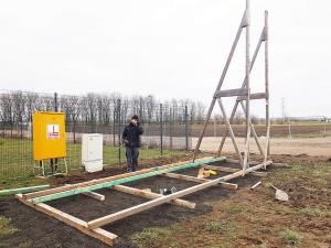 627-Bauschild-Holzgestell-Montage