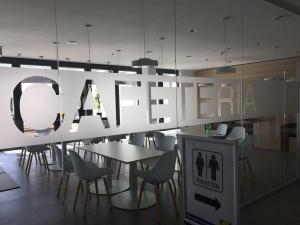 617-Glasdekor-Streifen-Sichtschutz-Cafeteria