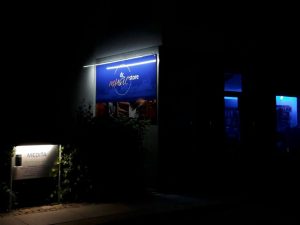 636-LED-Belechtung-Schild-Fassade-Licht-dezent-modern
