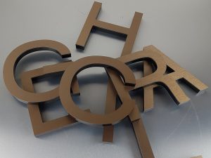 601-Fraesbuchstaben-Schriftzug-Bronze-Edelstahllook-geschliffen