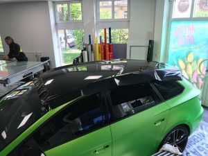 625-Autofolierung-Autofolie-Gruen-matt-Dach-schwarz