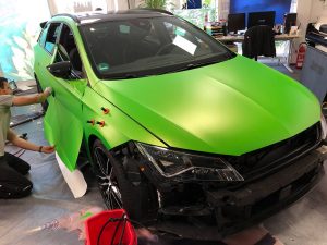 625-Folie-kleben-PKW-Fahrzeug-Autofolie-Mitarbeiter-Folierung