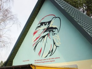 627-Wandbemalung-Adlerkopf-Schablonentechnik-Malfarbe