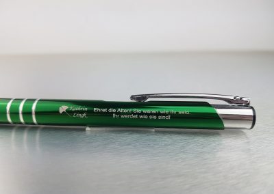 524-Kugelschreiber-gruen-Metall-Werbedruck-graviert