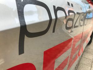 652-Fahrzeugbeschriftung-Folienbeschriftung-Folie-geschliffen-gebrushed