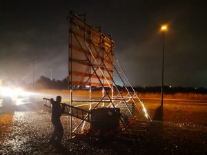 657-Bauschild-Magdeburg-Rohrgestell-Montage-im-Regen-bei-Wind-und-Wetter