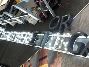 469-Leuchtbuchstaben-Rueckleuchter-LED-Strahler-auf-Unterputz-Gestell