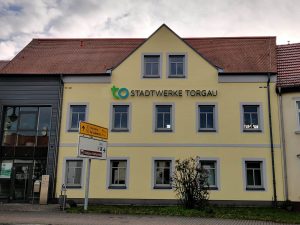469-Leuchtreklame-Stadtwerke-Torgau-Fassadenbeschriftung