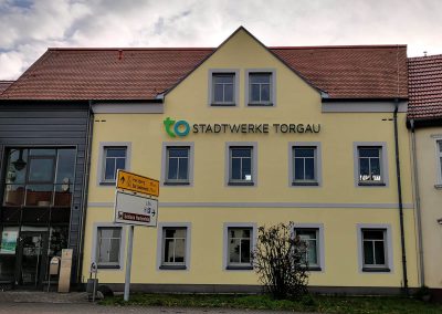 469-Leuchtreklame-Stadtwerke-Torgau-Fassadenbeschriftung