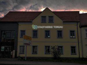 469-Stadtwerke-Torgau-Leuchtreklame-Fassade-Rueckleuchter