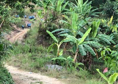 Schueler laufen bis 3 Stunden zur Schule und nach Hause im Bergdorf Nepal