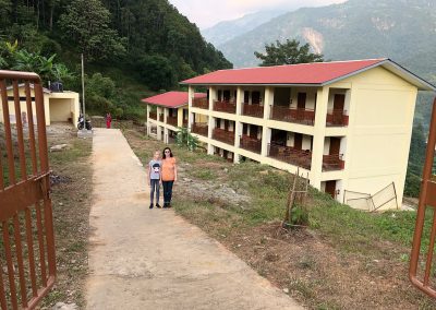 Wunderschoene Schule in Nepal im Bergdorf