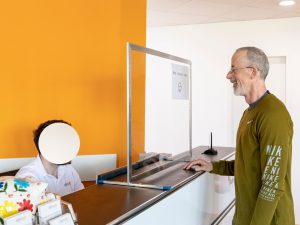 Corona-Wand-Wall-Schutzwand-Aufsteller-Trennwand-Plexiglas-Schutzscheibe-Coronavirus