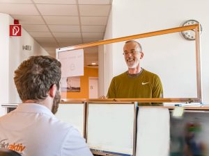 Corona-Wand-Wall-Schutzwand-Spuckschutz-Trennwand-Corona-virus-bleiben-Sie-Gesund