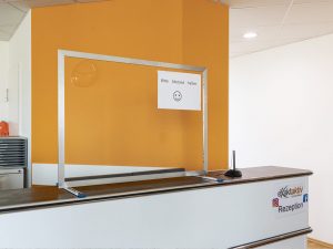 Corona-Wand-Wall-Schutzwand-Spuckschutz-Trennwand-Plexiglas-Schutzscheibe-Coronavirus
