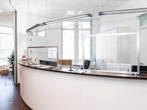 Corona-Wand-Wall-Schutzwand-Spuckschutz-Trennwand-Theke-Empfang-Coronavirus