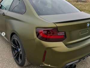 628-Carwrapping-Klebefolie-gold-matt-Klebemontage-Heck-durch-Kunden-kleben