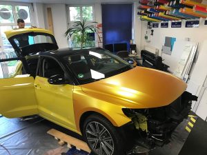 628-Audi-gelb-in-Avery-metallicsatin-energetic-yellow-folieren