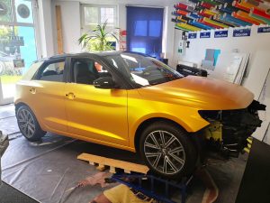 628-Autofolie-Carwrapping-gelb-metallicsatin-Fahrzeugvollfolierung
