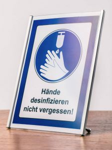 Aufsteller-Hinweisschild-Tisch-Theke-Haende-desinfizieren-nicht-vergessen