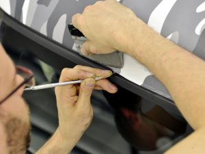 Autofolie-Autofolierung-Carwrapping-Camouflage-Klebefolie-kleben-rakeln-wrappen