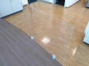Klemmhalter-Corona-Trennscheibe-Schutzwand-Spuckschutz-Acrylglas