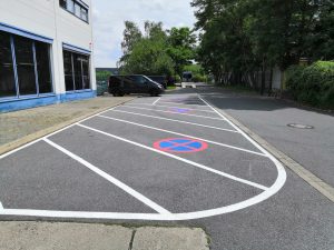 675-Stellplatz-Sperrflaeche-Markierungslinien-Parkverbotszeichen