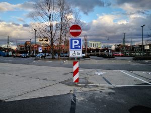 676-Behindertenparkplatz-Rollstuhl-Barke-Einfahrt-verboten-Verkehrsschild