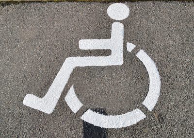 676-Markierung-Parkplatz-Behindertenparkplatz-Zeichen-Rollstuhl-malen-Schablone