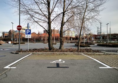 676-Parkplatzlinien-Parkplatzbuchten-neu-uebermalen-schwarze-Markierungsfarbe