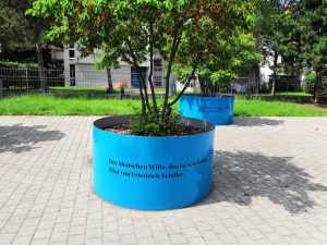 676-Pflanzkuebel-gross-Folienverklebung-azurblau-mit-Beschriftung-Zitat-von-Schiller