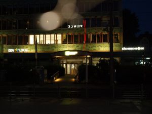 675-Leuchtwerbeanlage-Leuchtbuchstaben-Frontleuchter-nachts-Dresden
