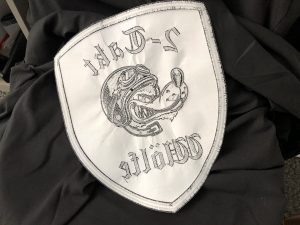 492-Emblem-sticken-Aufnaeher-Rueckseite-bestickt-Lederjacke-Stickerei