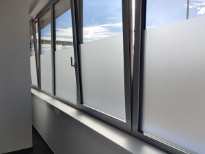 682-Garderoben-Sichtschutz-Glasdekor-Klebefolie-Fensterfolie-Blickschutz