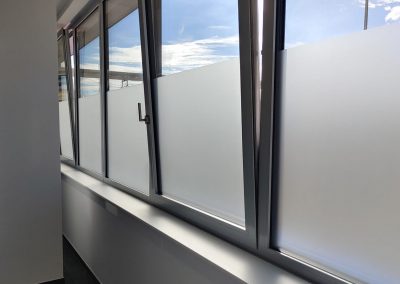 682-Garderoben-Sichtschutz-Glasdekor-Klebefolie-Fensterfolie-Blickschutz