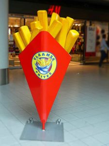 3-D-Figur-Kundenstopper-Werbefigur-Pommes-frites-Tuete-quadratisch-Werbung