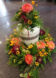 blumenschmuck-trauerfeier-friedhof-tolkewitz-beerdigung-blumen-urne-blumenhalle-boehme