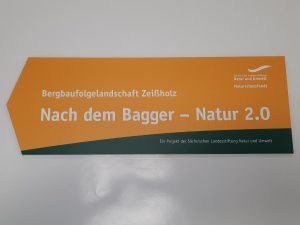 684-Wegweiser-Schild-Pfeil-bedrucken-schneiden-Kontur-fraesen-kleben-Montage