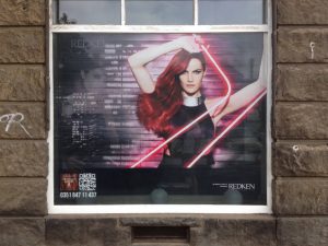 686-Friseur-Schaufensterwerbung-Fensteraufkleber-Window-Graphics-Lochfolie