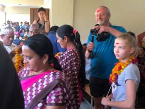 Schulfest-Nepal-Schule-bei-grosser-Hitze