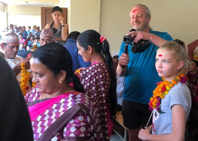 Schulfest-Nepal-Schule-bei-grosser-Hitze