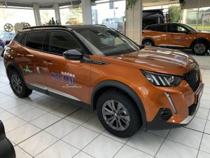 689-Fahrzeugscheibentoenung-Fahrzeugflottenbeschriftung-im-Autohaus-Sturm-kleben