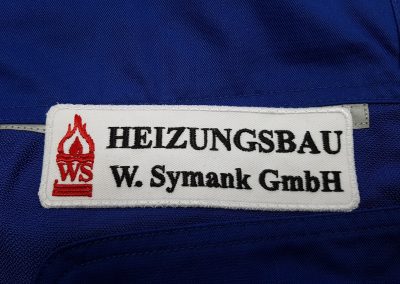 518-Arbeitssachen-Heizungsbau-Symank-Logo-Etikett-besticken