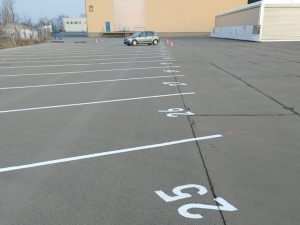 690-Parkplatzlinien-LKW-Trailer-Parkplatznummern-malen-beschriften-lackieren